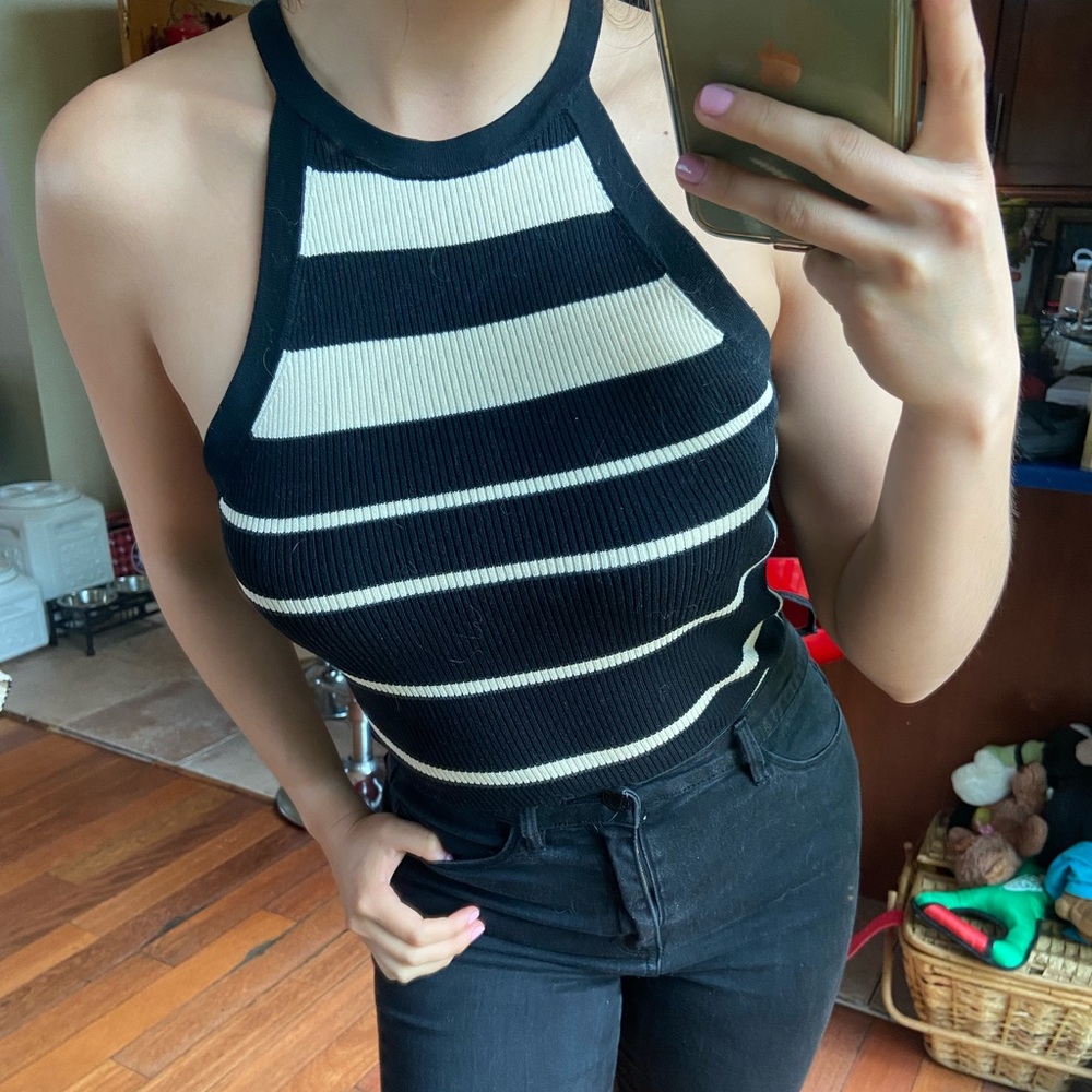 Size medium, perfect condition, elegant top.